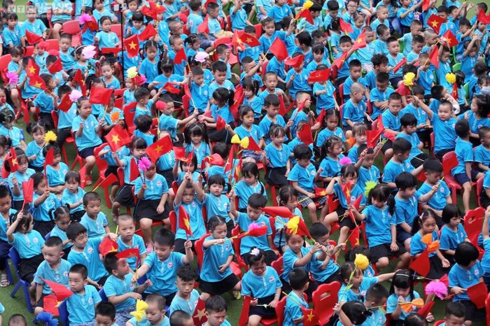 Học sinh mếu máo, ngáp ngắn ngáp dài trong ngày khai giảng năm học mới-8