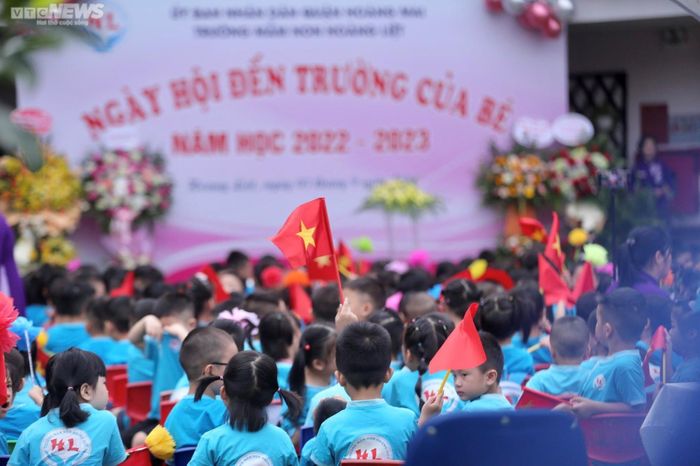 Học sinh mếu máo, ngáp ngắn ngáp dài trong ngày khai giảng năm học mới-7