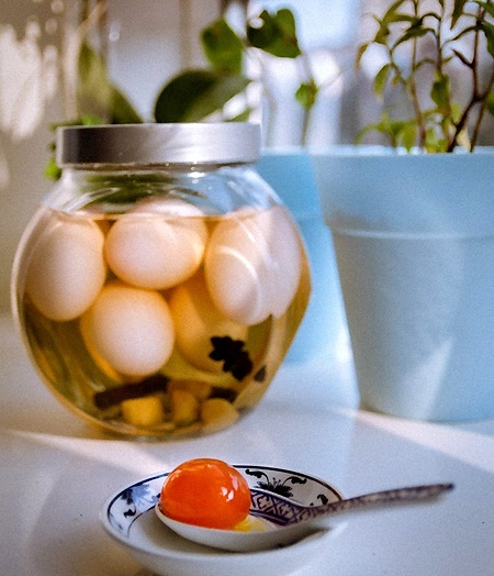 3 cách làm trứng muối tại nhà cực đơn giản: Cách số 2 nhanh thần tốc, chỉ 2 ngày là xong!-1
