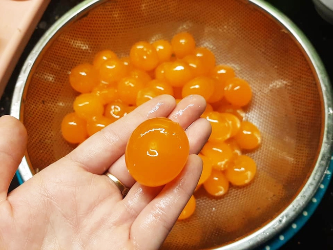 3 cách làm trứng muối tại nhà cực đơn giản: Cách số 2 nhanh thần tốc, chỉ 2 ngày là xong!-3