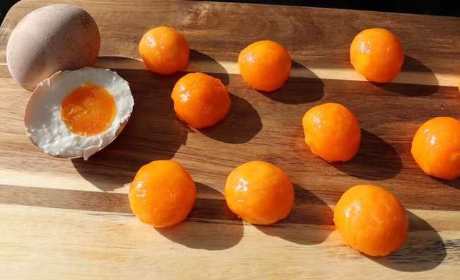 3 cách làm trứng muối tại nhà cực đơn giản: Cách số 2 nhanh thần tốc, chỉ 2 ngày là xong!-5