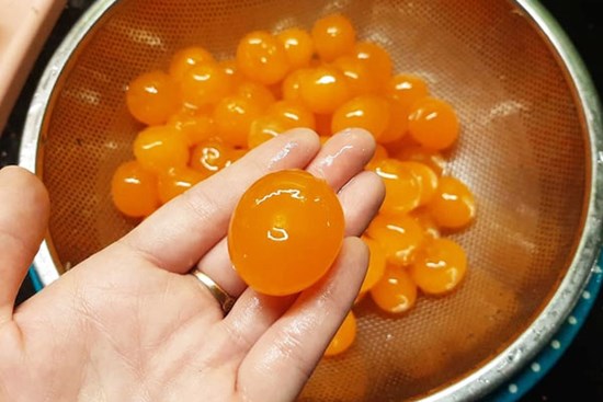 3 cách làm trứng muối tại nhà cực đơn giản: Cách số 2 nhanh thần tốc, chỉ 2 ngày là xong!
