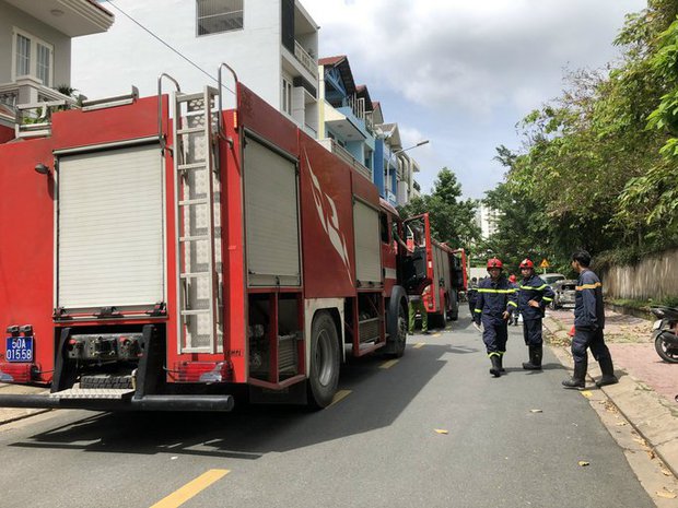 Xế hộp bất ngờ bùng lửa, cháy dữ dội trên vỉa hè ở TP Thủ Đức-2