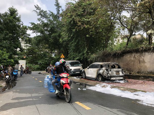 Xế hộp bất ngờ bùng lửa, cháy dữ dội trên vỉa hè ở TP Thủ Đức-3
