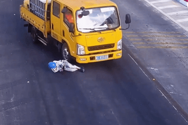 Bị xe tải đâm trúng đầu, người đàn ông thoát chết nhờ mũ bảo hiểm