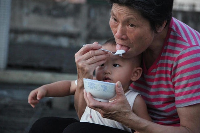 Phàn nàn ông bà chăm cháu không tốt, mẹ hối hận sau khi nghe câu chuyện từ hàng xóm-1