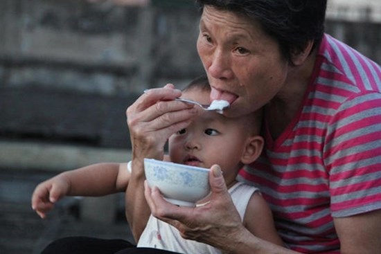 Phàn nàn ông bà chăm cháu không tốt, mẹ hối hận sau khi nghe câu chuyện từ hàng xóm