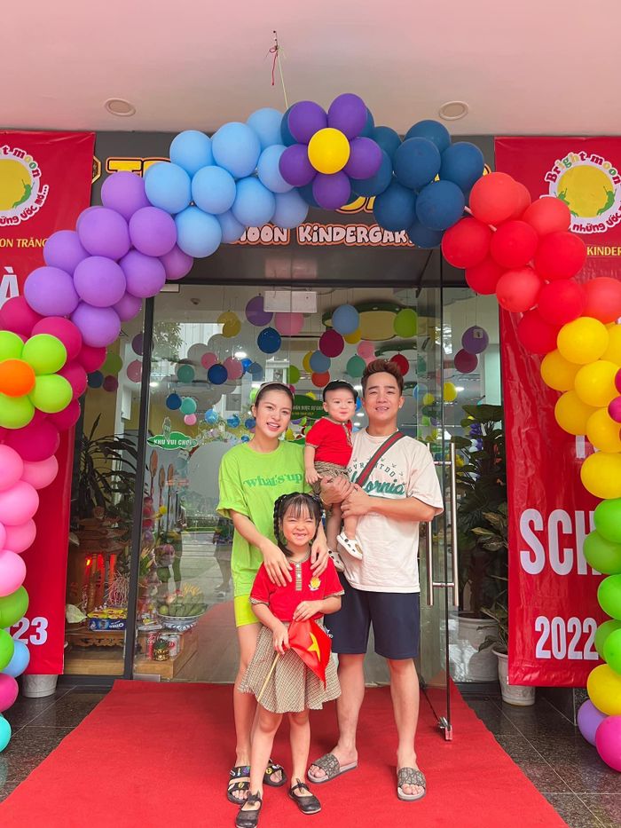 Sao Việt nô nức đưa con tới trường dịp khai giảng năm học mới-6