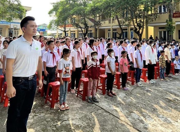 Sao Việt nô nức đưa con tới trường dịp khai giảng năm học mới-4