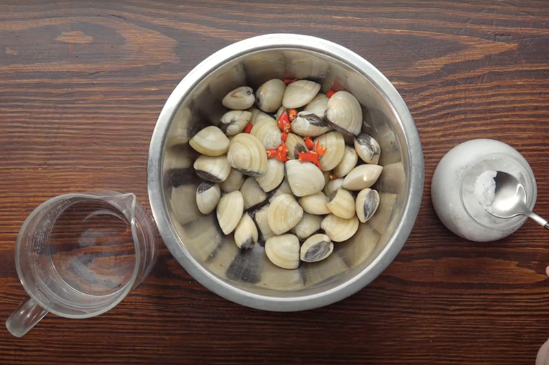 Ngâm ngao theo mẹo này, chỉ 20 phút là&nbsp;cát bẩn đến đâu cũng đều trôi hết ra ngoài-3