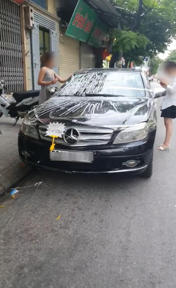 Xế cưng chịu đòn hộ khổ chủ khi đỗ sai, bị phủ kín sơn trắng xóa kèm lời nhắn: A hi hi! Đồ vô ý thức!-1