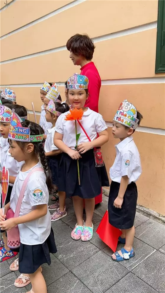 MC Diệp Chi, BTV Hoàng Linh, diễn viên Bảo Thanh cùng dàn sao Việt xúng xính đưa con đi khai giảng-12