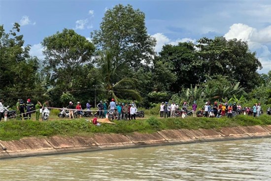 Cảnh sát tìm thấy thi thể 3 mẹ con dưới kênh