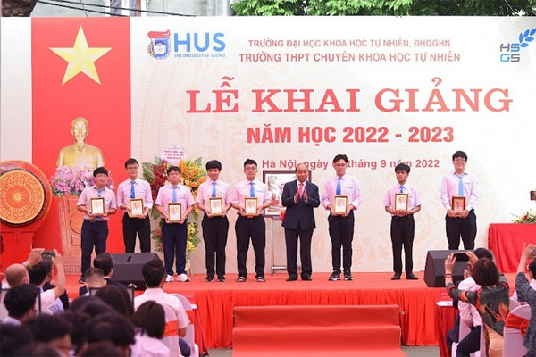 Chủ tịch nước Nguyễn Xuân Phúc dự Lễ khai giảng tại Trường THPT Chuyên Khoa học tự nhiên - Đại học Quốc gia Hà Nội-5