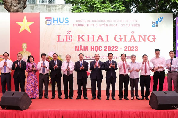 Chủ tịch nước Nguyễn Xuân Phúc dự Lễ khai giảng tại Trường THPT Chuyên Khoa học tự nhiên - Đại học Quốc gia Hà Nội-6