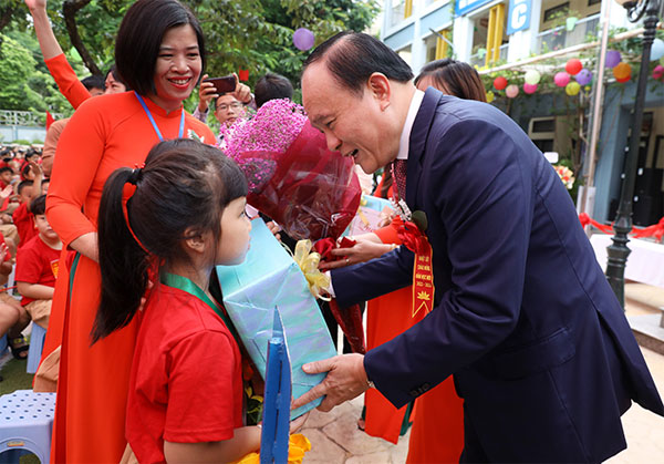 Chủ tịch HĐND Thành phố Nguyễn Ngọc Tuấn dự lễ khai giảng tại Trường Tiểu học Đặng Trần Côn-1