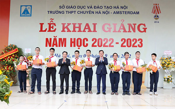 Bí thư Thành ủy Hà Nội Đinh Tiến Dũng dự khai giảng tại Trường THPT Chuyên Hà Nội - Amsterdam-3