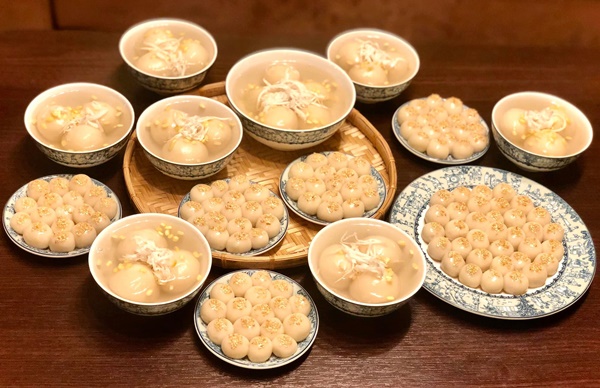 Chị em trổ tài nấu chè trôi nước dẻo thơm, bắt mắt mùa Trung thu đoàn viên-3