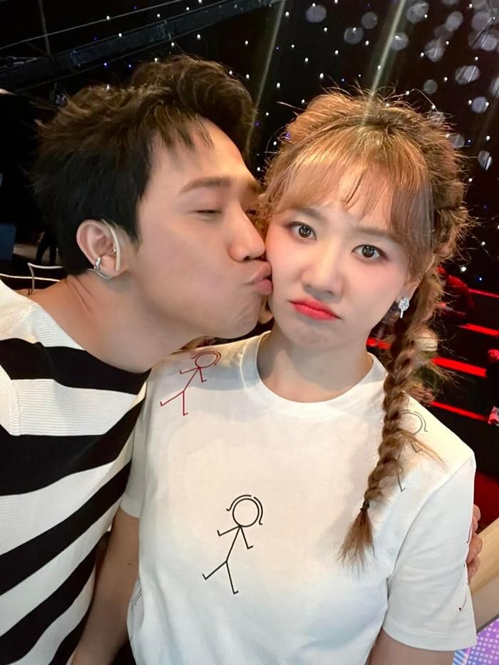 Chạy show tại Đà Lạt, Hari Won bị phát hiện không còn đeo nhẫn cưới?-6