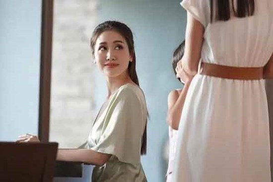 Cho 2 mẹ con vào nhà trú mưa, tôi giật mình nhận ra người quen cũ