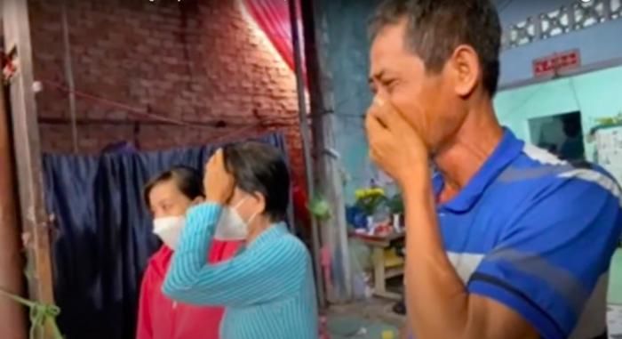 Bố mẹ Châu Kim Sang bật khóc, vẫy tay tiễn con gái trong lễ đưa tang-5