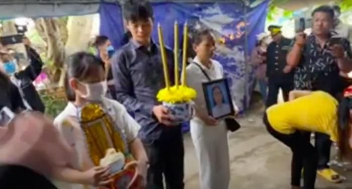 Bố mẹ Châu Kim Sang bật khóc, vẫy tay tiễn con gái trong lễ đưa tang-4