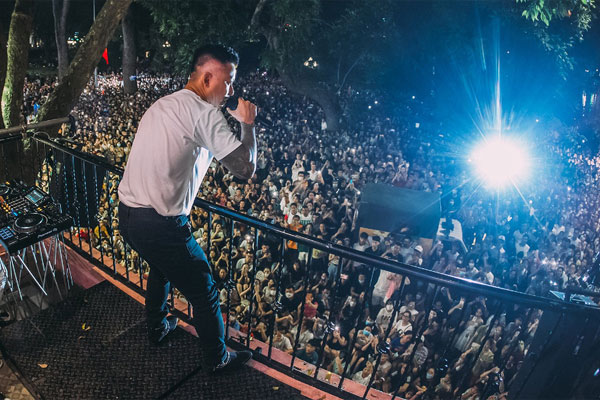 Phía Tuấn Hưng nói gì khi bị xem xét xử phạt vì tổ chức liveshow ở ban công?-4