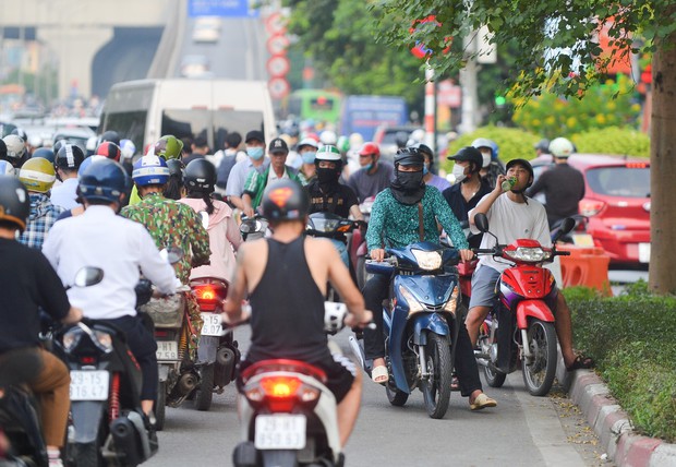 Đau đầu cảnh xe máy chạy bất chấp luật lệ, ngang nhiên vi phạm ngay trước mặt CSGT ở Hà Nội-3