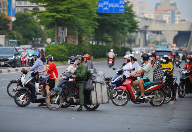 Đau đầu cảnh xe máy chạy bất chấp luật lệ, ngang nhiên vi phạm ngay trước mặt CSGT ở Hà Nội-4