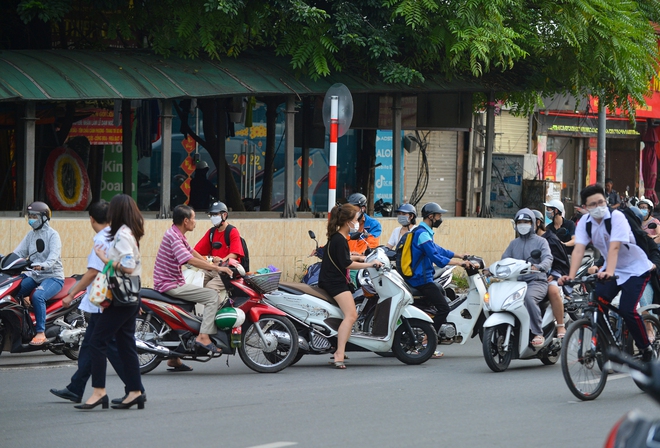 Đau đầu cảnh xe máy chạy bất chấp luật lệ, ngang nhiên vi phạm ngay trước mặt CSGT ở Hà Nội-10