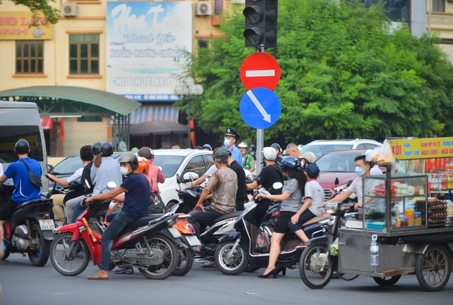 Đau đầu cảnh xe máy chạy bất chấp luật lệ, ngang nhiên vi phạm ngay trước mặt CSGT ở Hà Nội-5