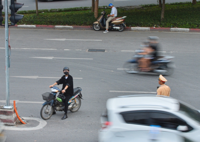 Đau đầu cảnh xe máy chạy bất chấp luật lệ, ngang nhiên vi phạm ngay trước mặt CSGT ở Hà Nội-6