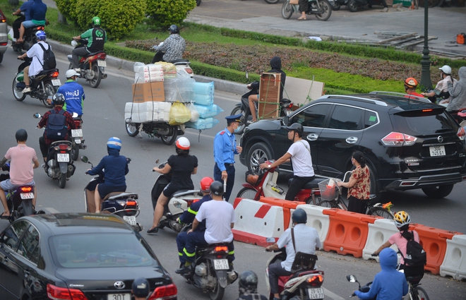 Đau đầu cảnh xe máy chạy bất chấp luật lệ, ngang nhiên vi phạm ngay trước mặt CSGT ở Hà Nội-7