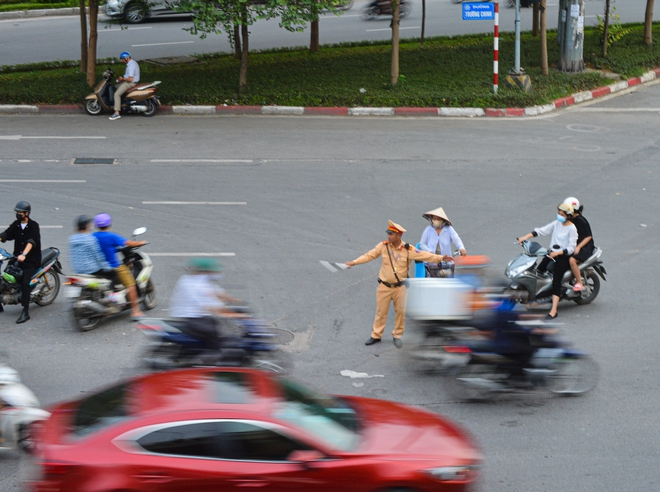 Đau đầu cảnh xe máy chạy bất chấp luật lệ, ngang nhiên vi phạm ngay trước mặt CSGT ở Hà Nội-8