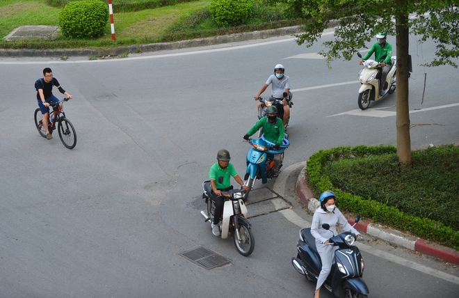 Đau đầu cảnh xe máy chạy bất chấp luật lệ, ngang nhiên vi phạm ngay trước mặt CSGT ở Hà Nội-9