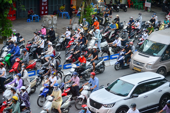 Đau đầu cảnh xe máy chạy bất chấp luật lệ, ngang nhiên vi phạm ngay trước mặt CSGT ở Hà Nội-14