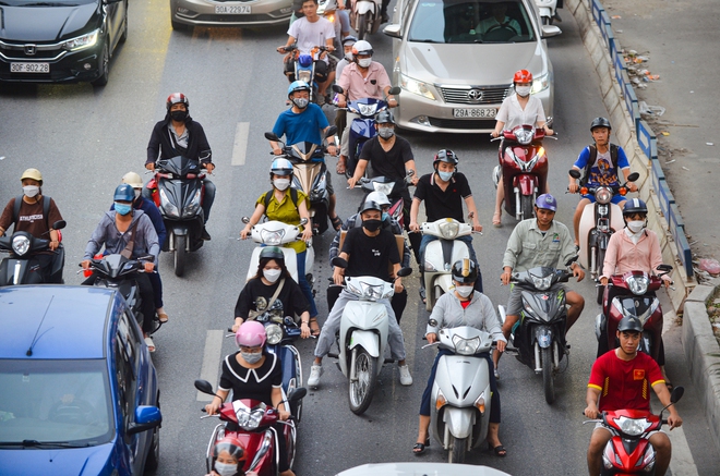 Đau đầu cảnh xe máy chạy bất chấp luật lệ, ngang nhiên vi phạm ngay trước mặt CSGT ở Hà Nội-15