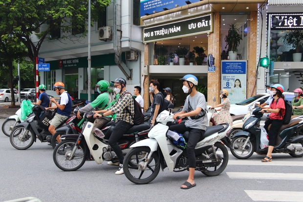 Đau đầu cảnh xe máy chạy bất chấp luật lệ, ngang nhiên vi phạm ngay trước mặt CSGT ở Hà Nội-17