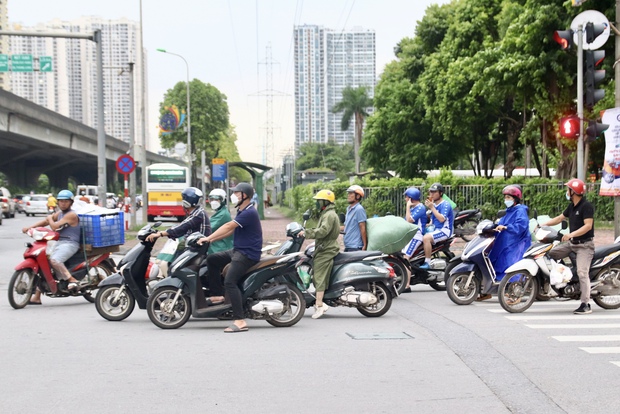 Đau đầu cảnh xe máy chạy bất chấp luật lệ, ngang nhiên vi phạm ngay trước mặt CSGT ở Hà Nội-18