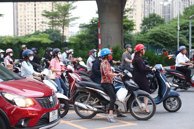Đau đầu cảnh xe máy chạy bất chấp luật lệ, ngang nhiên vi phạm ngay trước mặt CSGT ở Hà Nội-19