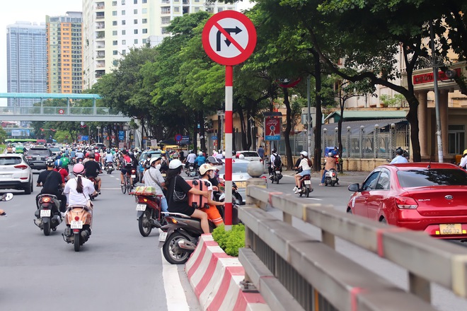 Đau đầu cảnh xe máy chạy bất chấp luật lệ, ngang nhiên vi phạm ngay trước mặt CSGT ở Hà Nội-20