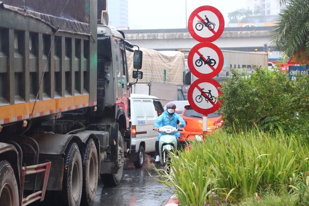 Đau đầu cảnh xe máy chạy bất chấp luật lệ, ngang nhiên vi phạm ngay trước mặt CSGT ở Hà Nội-26