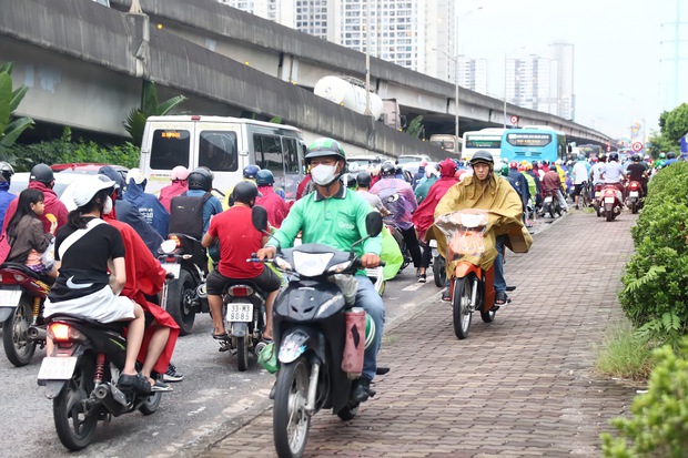 Đau đầu cảnh xe máy chạy bất chấp luật lệ, ngang nhiên vi phạm ngay trước mặt CSGT ở Hà Nội-27