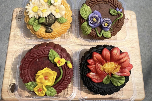 Bánh trung thu màu sắc lòe loẹt, đắt đỏ: Khách thích ném tiền qua cửa sổ-4