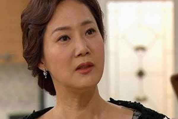 Con trai đi công tác tôi sang ngủ cùng con dâu, nửa đêm sờ bụng nó mà như bị sét đánh-1