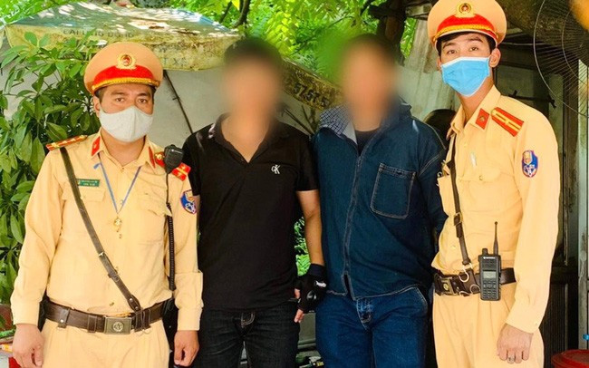 Kịp thời cứu thanh niên có ý định nhảy cầu Chương Dương tự tử-1