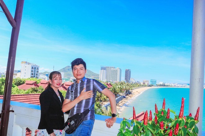 Mẹ vất vả làm phụ hồ, con trai 31 tuổi báo hiếu, tặng 2 mảnh đất, đưa mẹ đi du lịch khắp nơi-1