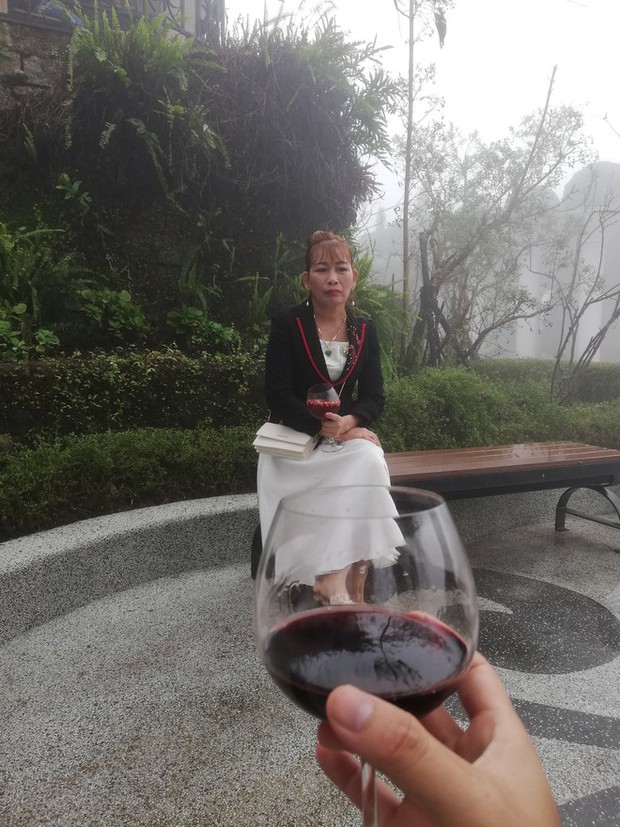 Mẹ vất vả làm phụ hồ, con trai 31 tuổi báo hiếu, tặng 2 mảnh đất, đưa mẹ đi du lịch khắp nơi-5