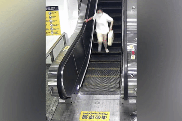 Chiếc vali lao như tên bắn quật ngã người phụ nữ xuống sàn nhà