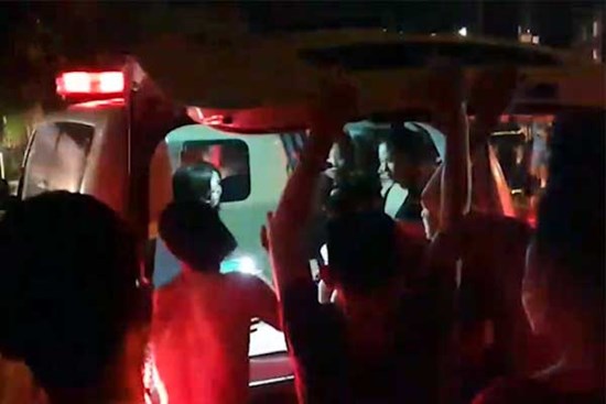 Vụ cháy quán karaoke: Các xe đưa thi thể nạn nhân ra khỏi hiện trường